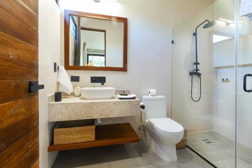 Ένα μπάνιο στο Boho Chic Apartment & Pool