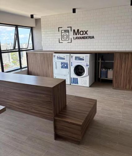 a washing machine and a washer and dryer in a room at Flat no Coração do Recife Próximo ao Consulado Americano in Recife