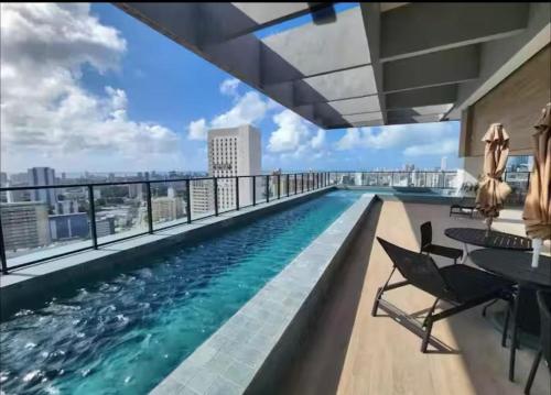 a swimming pool on the roof of a building at Flat no Coração do Recife Próximo ao Consulado Americano in Recife