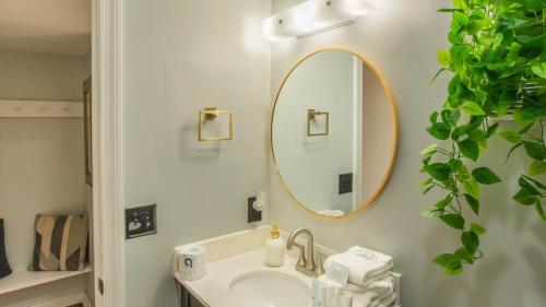 un baño con lavabo y espejo en Romantic Exclusive Condo Stunning Mountain View, en Gatlinburg