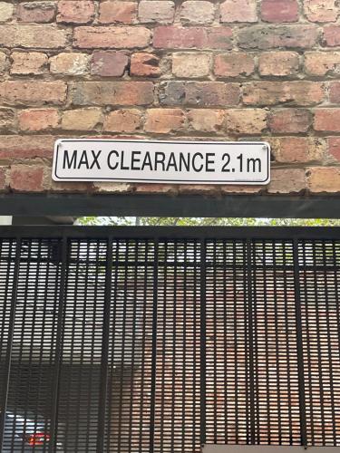 a street sign on a brick wall at Melbourne Riverside Retreat in Melbourne
