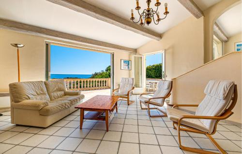 un salon avec un canapé, des chaises et une table dans l'établissement Pet Friendly Home In Saint Aygulf, à Saint-Aygulf