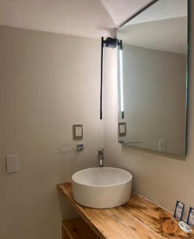 a bathroom with a sink and a mirror at Casa Coco H2 Arena in San Cristóbal de Las Casas