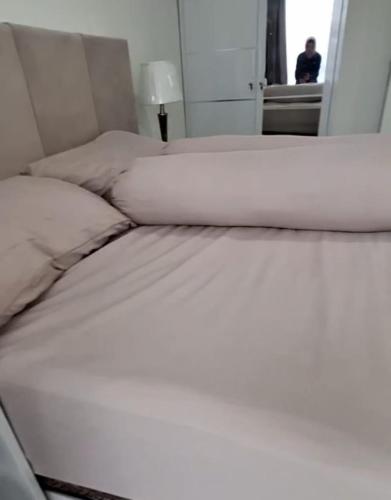 1BR Skylounge Apartment Makassarにあるベッド