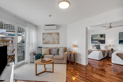 Χώρος καθιστικού στο Northshore Haven- Steps from the Esplanade