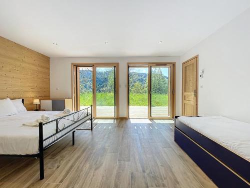 Photo de la galerie de l'établissement Chalet individuel Les Gets, Wi-Fi, parking, 2 chambres - FR-1-671-291, aux Gets