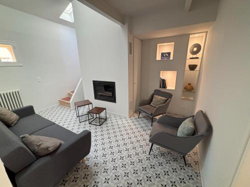 - un salon avec un canapé, des chaises et une cheminée dans l'établissement ARLES: Duplex Chic Centre - Clim & Vue Imprenable - FR-1-765-29, à Arles