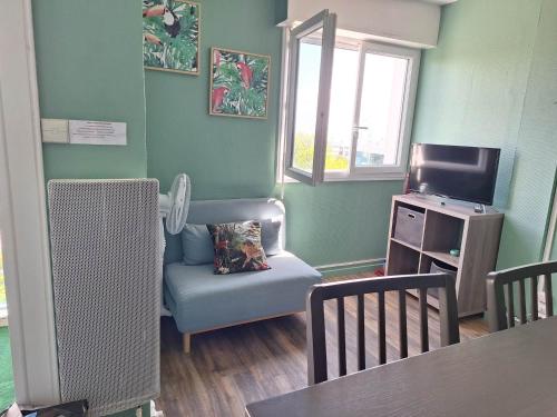 un salon avec un canapé et une télévision dans l'établissement Studio cosy à Royan - 21m² pour 2 personnes - FR-1-550-92, à Royan