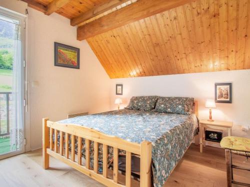 ein Schlafzimmer mit einem Bett mit Holzdecke in der Unterkunft Maisonnette 7 pers. Centre-ville Luz-Saint-Sauveur - FR-1-402-147 in Luz-Saint-Sauveur