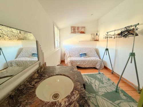 La salle de bains est pourvue d'un lavabo et d'un miroir. dans l'établissement Charmante maison de village à Saint-Pierre-d'Oléron, idéale pour 4 personnes - FR-1-778-52, à Saint-Pierre-dʼOléron