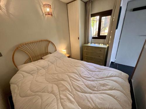 une chambre avec un grand lit et une fenêtre dans l'établissement Appartement de charme avec terrasse, piscine et tennis à La Croix-Valmer - FR-1-226B-236, à La Croix-Valmer