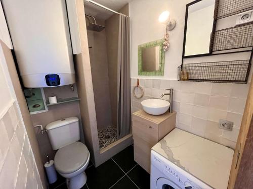 une petite salle de bain avec toilettes et lavabo dans l'établissement Appartement de charme avec terrasse, piscine et tennis à La Croix-Valmer - FR-1-226B-236, à La Croix-Valmer
