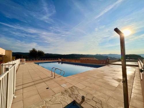une piscine au sommet d'un immeuble dans l'établissement Appartement de charme avec terrasse, piscine et tennis à La Croix-Valmer - FR-1-226B-236, à La Croix-Valmer