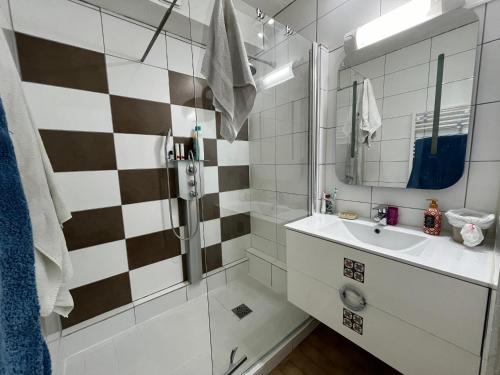 une salle de bain blanche avec un lavabo et un miroir dans l'établissement Deux pièces avec vue sur canal et parking privé à Sète - FR-1-338-616, à Sète