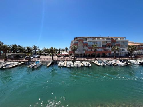 Deux pièces avec vue canal et parking privé à Sète