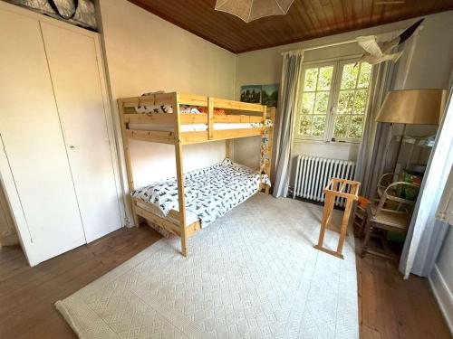 une chambre avec un lit superposé dans une pièce dans l'établissement Villa au bord du bassin, jardin privé, WIFI, parking, 8 pers. - FR-1-736-61, à Lège-Cap-Ferret