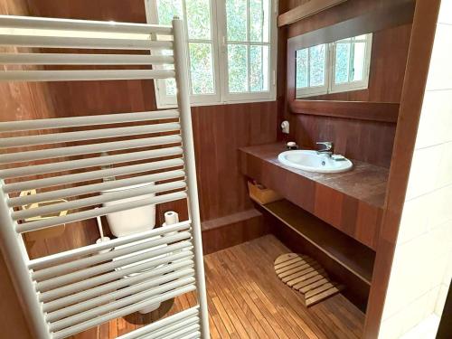 une salle de bain avec un lavabo et un miroir dans l'établissement Villa au bord du bassin, jardin privé, WIFI, parking, 8 pers. - FR-1-736-61, à Lège-Cap-Ferret