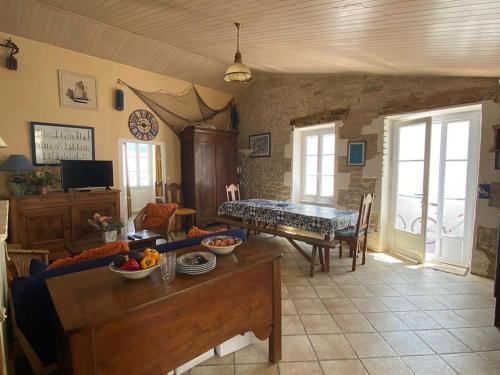 un salon avec un canapé et une table dans l'établissement Grande maison familiale proche Phare Chassiron, idéale pour 10 pers. - FR-1-778-53, à Saint-Denis-dʼOléron