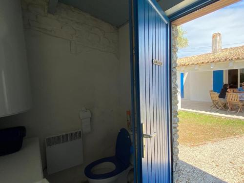La salle de bains est pourvue de toilettes situées à côté d'une porte. dans l'établissement Grande maison familiale proche Phare Chassiron, idéale pour 10 pers. - FR-1-778-53, à Saint-Denis-dʼOléron