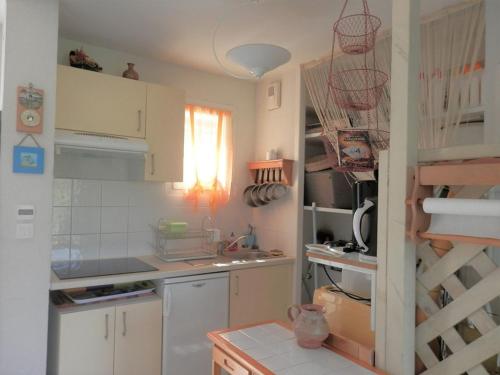 une petite cuisine avec un évier et un comptoir dans l'établissement Charmant appartement 6 pers avec jardinet, parking sécurisé - FR-1-379-181, à Vieux-Boucau-les-Bains