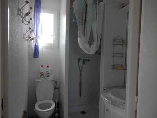 une salle de bain blanche avec des toilettes et un lavabo dans l'établissement Charmant appartement 6 pers avec jardinet, parking sécurisé - FR-1-379-181, à Vieux-Boucau-les-Bains