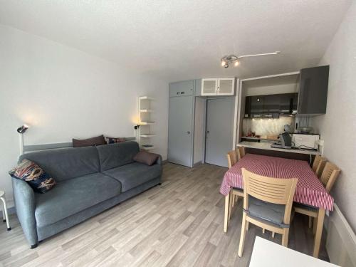 un salon avec un canapé et une table dans l'établissement Appartement lumineux 6 pers, vue ski, Gourette - FR-1-400-141, à Eaux-Bonnes