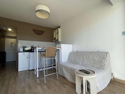 un petit salon avec un canapé et une table dans l'établissement Studio Accès Plage avec Parking et Ascenseur - FR-1-308-207, au Lavandou