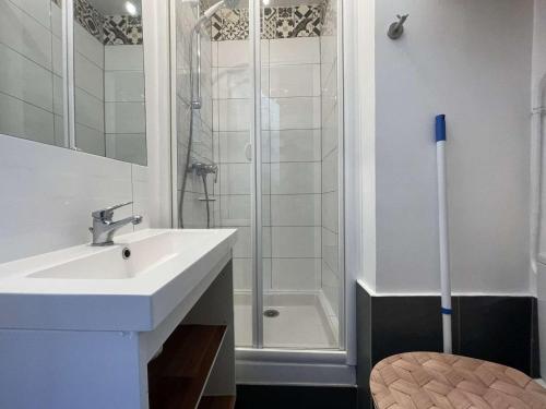 une salle de bain avec un lavabo et une douche dans l'établissement Studio Accès Plage avec Parking et Ascenseur - FR-1-308-207, au Lavandou