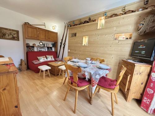 une salle à manger avec une table et des chaises et un salon dans l'établissement Appartement 3 pièces à Notre-Dame-de-Bellecombe - 6 pers, proches commerces et pistes - FR-1-595-104, à Notre-Dame-de-Bellecombe