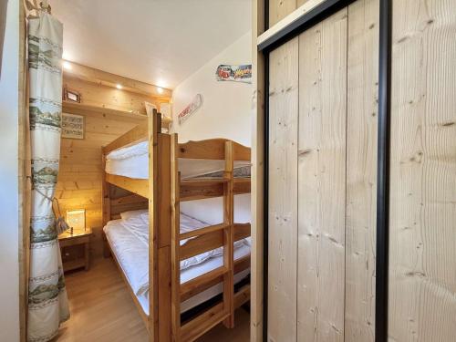 - une chambre avec 2 lits superposés dans une cabine dans l'établissement Appartement 3 pièces à Notre-Dame-de-Bellecombe - 6 pers, proches commerces et pistes - FR-1-595-104, à Notre-Dame-de-Bellecombe