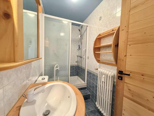 une salle de bain avec un lavabo et une douche dans l'établissement Appartement 3 pièces à Notre-Dame-de-Bellecombe - 6 pers, proches commerces et pistes - FR-1-595-104, à Notre-Dame-de-Bellecombe
