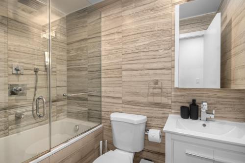 un bagno con wc, doccia e lavandino di Lower Manhattan 3BR Gem, Perfect for Families a New York