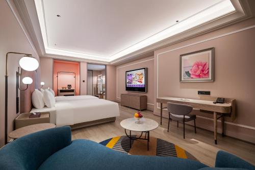 a hotel room with a bed and a desk at Mercure Jiangyin South Gate Yaohan in Jiangyin