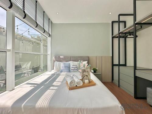 Ένα ή περισσότερα κρεβάτια σε δωμάτιο στο Suasana Residence Near CIQ Johor Bahru by Stayrene