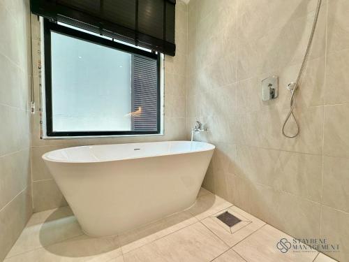 Ένα μπάνιο στο Suasana Residence Near CIQ Johor Bahru by Stayrene