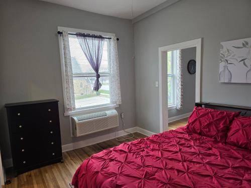 Ένα ή περισσότερα κρεβάτια σε δωμάτιο στο Beautifully Renovated Downtown 1Bed 1 Bath Apt, Pet Friendly