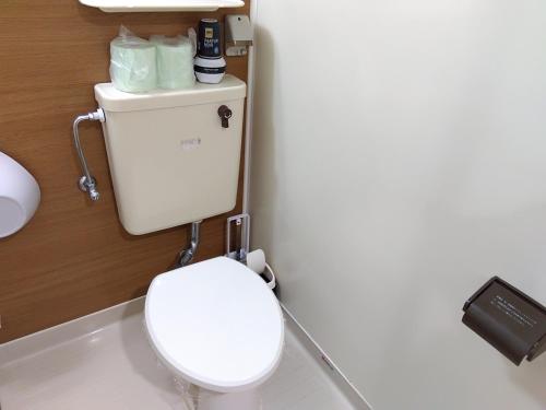 a toilet in a bathroom with a white seat at BetterЯ03青森橋本208号室 in Aoki
