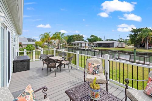 Balkón nebo terasa v ubytování Canal Front Home! Walk to Beach, Porch, Fishing