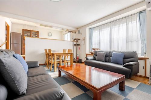 Χώρος καθιστικού στο 【One House 】白老駅から徒歩1分/グループ・家族で一棟貸切/ウポポイへのアクセスも抜群