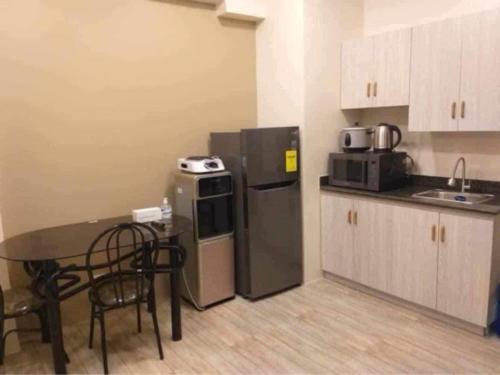 Dapur atau dapur kecil di Unit 1 Goshenland Towers Baguio City Staycation