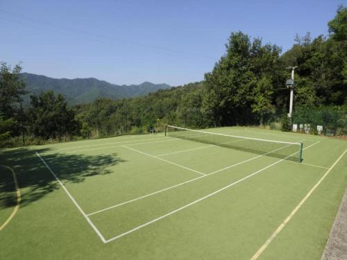 a tennis court with a net on top of it at tolles Apartment in einer Residence in der Toskana in Petrignano sul Lago