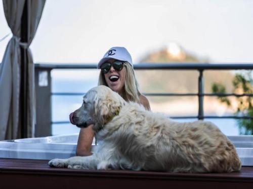 a woman sitting in a bath tub with a dog at tolles Apartment in einer Residence in der Toskana in Petrignano sul Lago