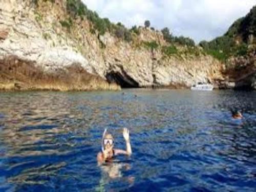 a person swimming in a body of water at tolles Apartment in einer Residence in der Toskana in Petrignano sul Lago