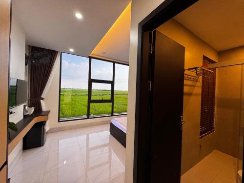 a bathroom with a large window with a view at Mai Linh Hotel in Ðồng Lạc