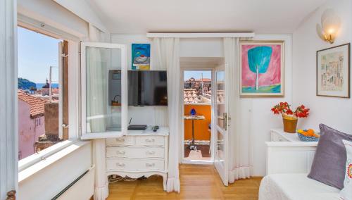 sala de estar con vestidor y ventana en Holiday Home Piccolo Mondo, en Dubrovnik