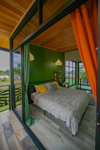 Postel nebo postele na pokoji v ubytování Casa Esmeralda-5min to La Fortuna,King beds & pool