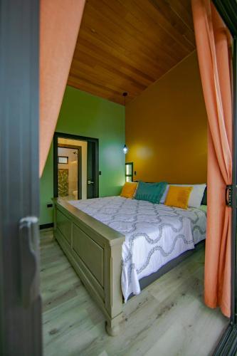 Postel nebo postele na pokoji v ubytování Casa Esmeralda-5min to La Fortuna,King beds & pool