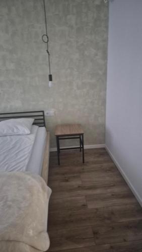 a bedroom with a bed and a small table at Cabana Bendis in Suciu de Sus