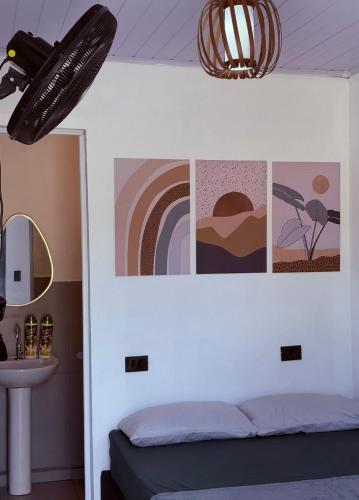 a bedroom with a bed and a ceiling at Pousada Lemon Suítes - Praia do Sesc Acesso Vista Linda e Centro in Bertioga