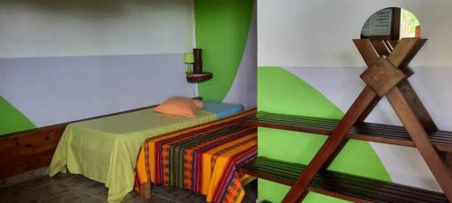 een slaapkamer met een bed en een groene en witte muur bij Appartement cosy près de Goyave tout inclus in Goyave